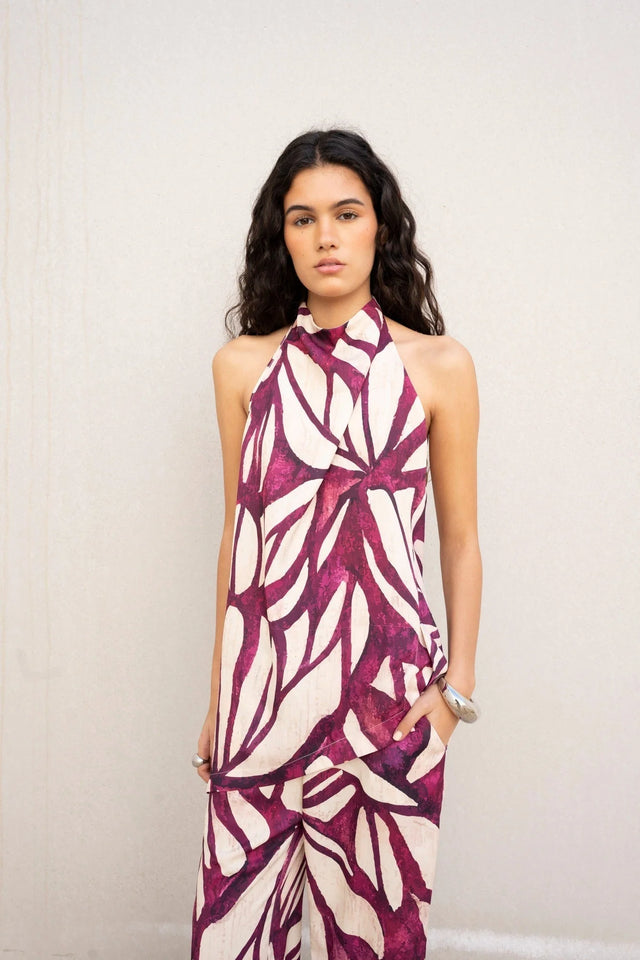 Modèle élégante portant un pantalon motif femme ample fluide violet bordeaux, mettant en avant le design audacieux.