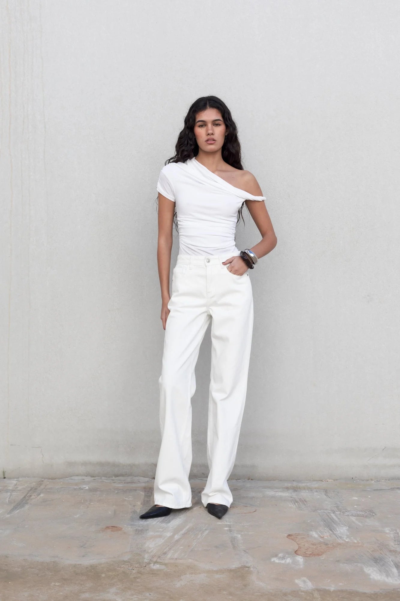 Pantalon blanc femme à jambe large et haut à épaules dénudées, style jean blanc moderne