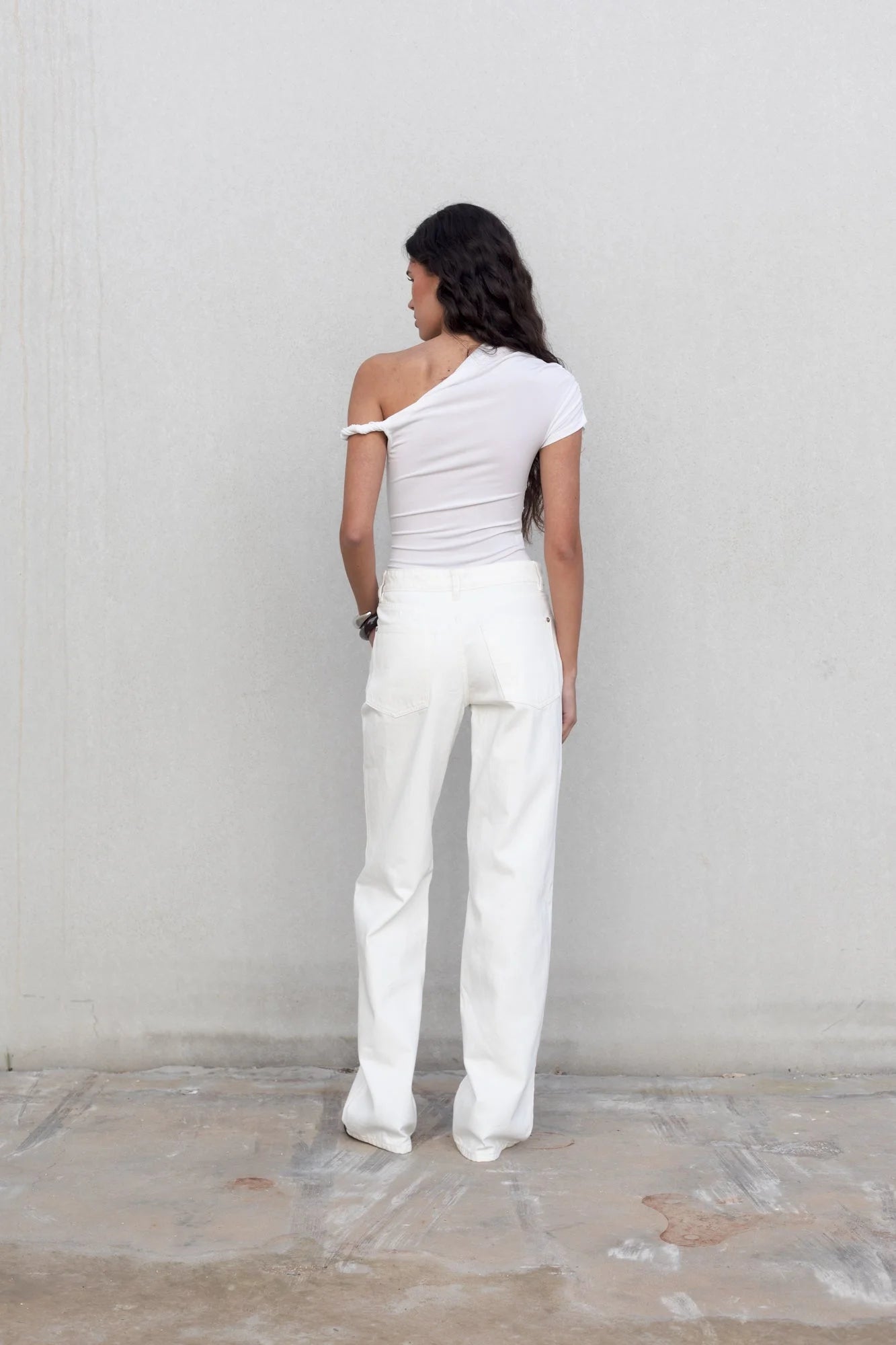 Vêtement blanc femme avec jambe large et jean blanc, top épaules dénudées élégante