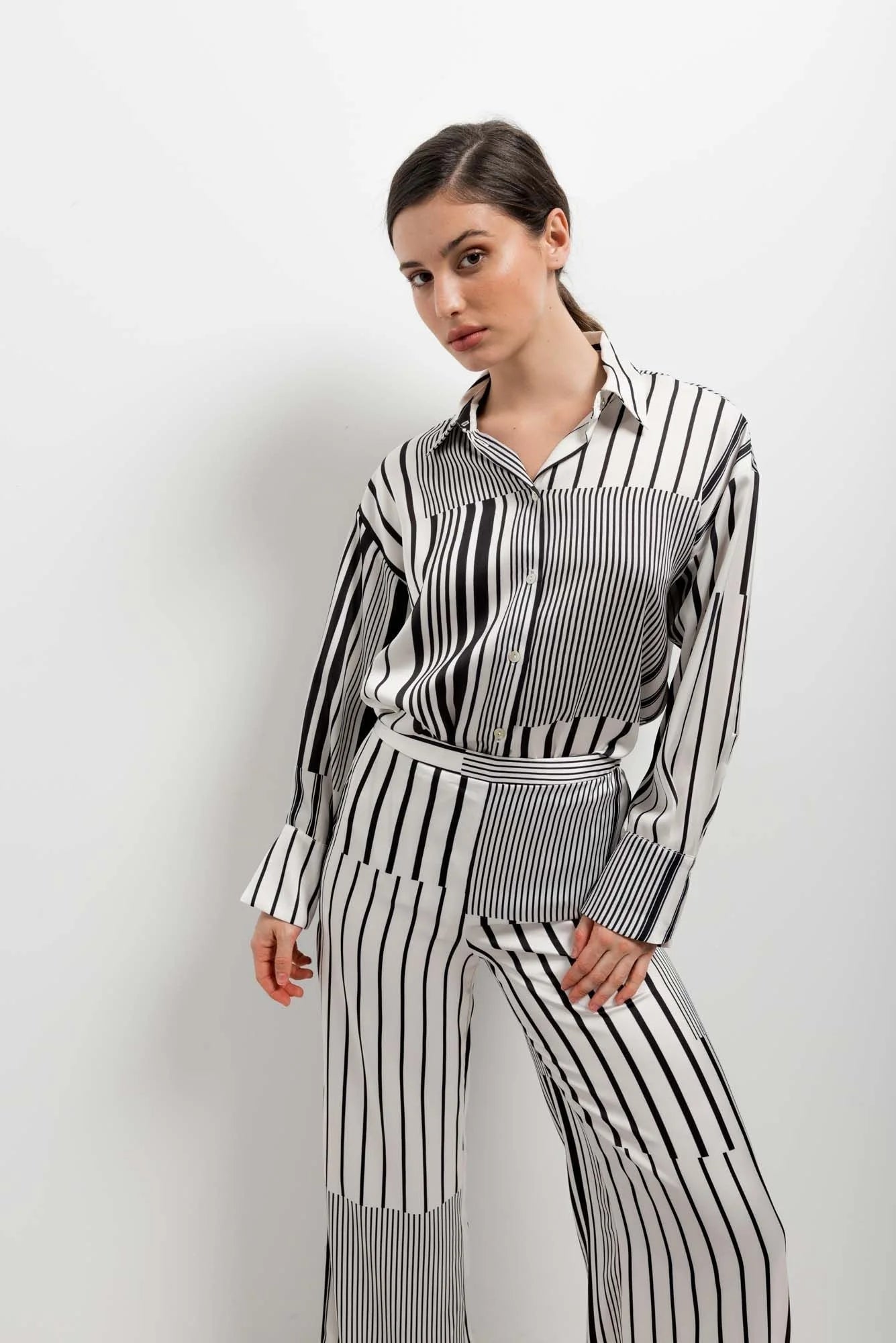 Ensemble femme chemise rayé et pantalon coupe fluide noir blanc, vêtement tendance femme