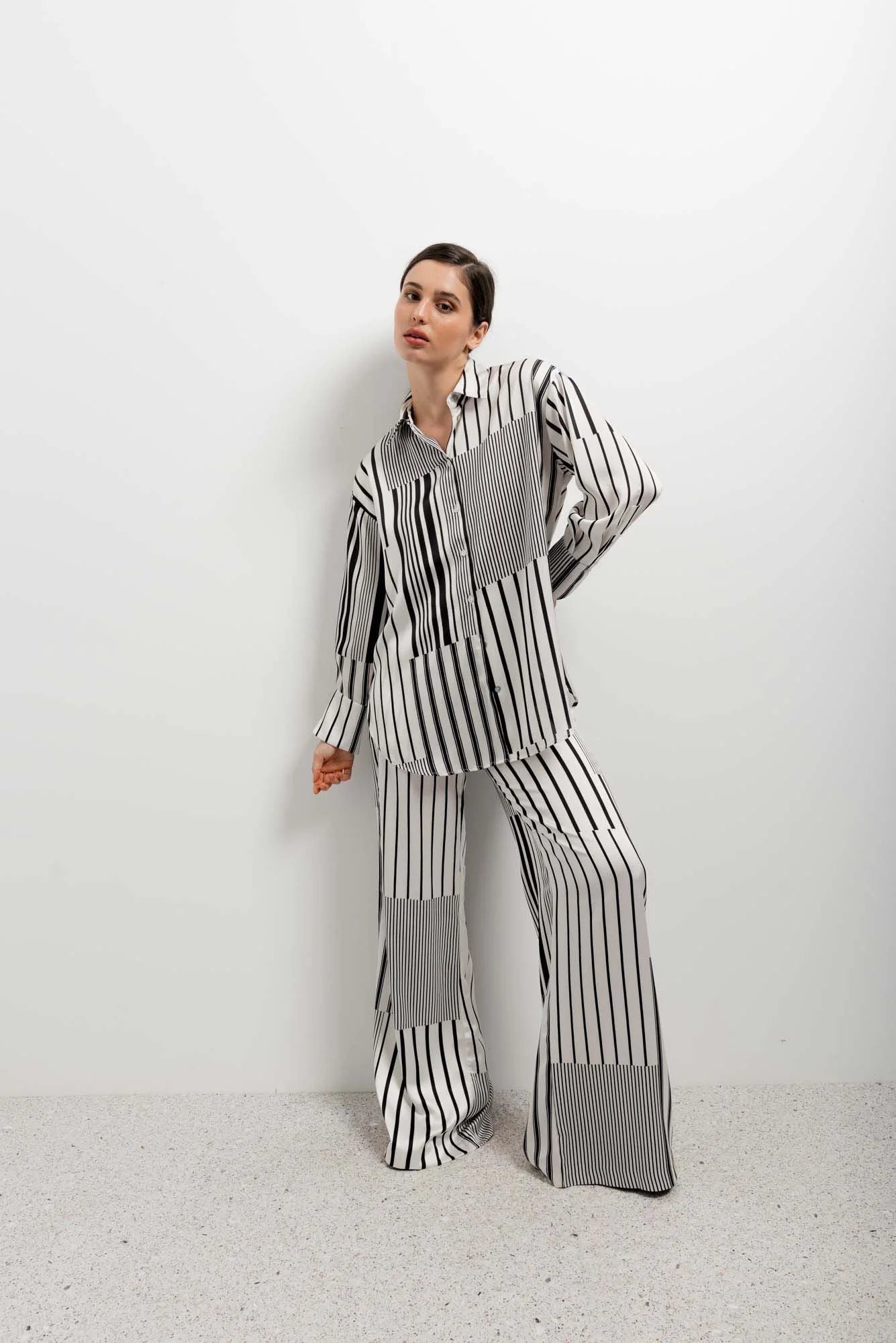 Ensemble femme chemise rayé et pantalon coupe fluide noir blanc avec détails gris