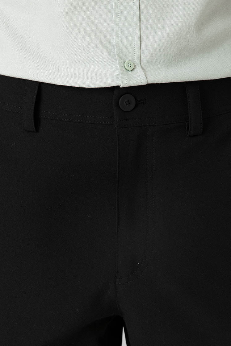 pantalon noir fermeture bouton et passants de ceinture