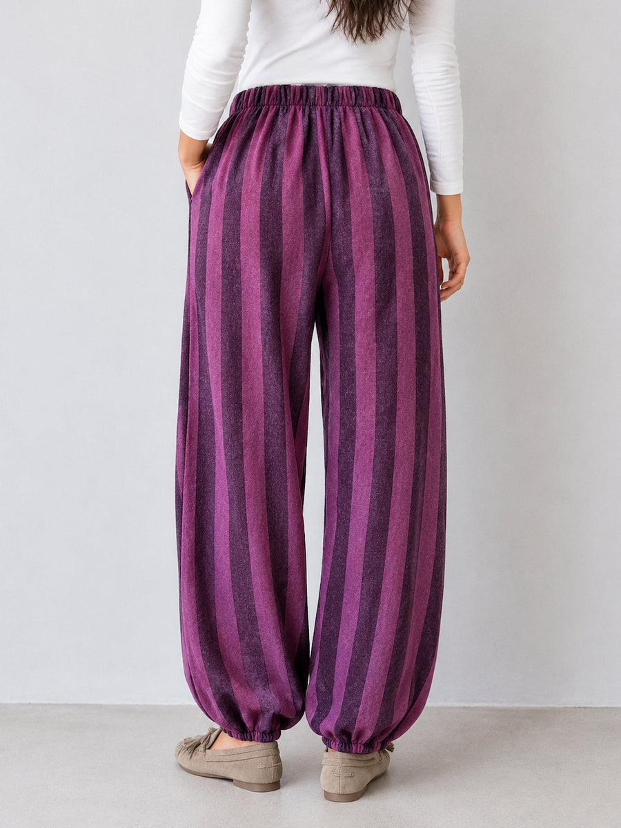 Pantalon à rayures violettes et foncées vu de dos, avec taille et chevilles resserrées.