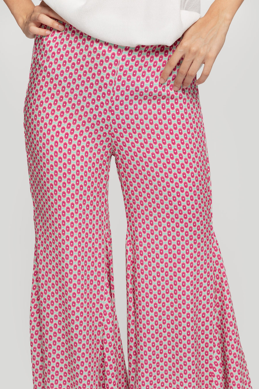 Détail de la taille et du motif fuchsia du pantalon flare