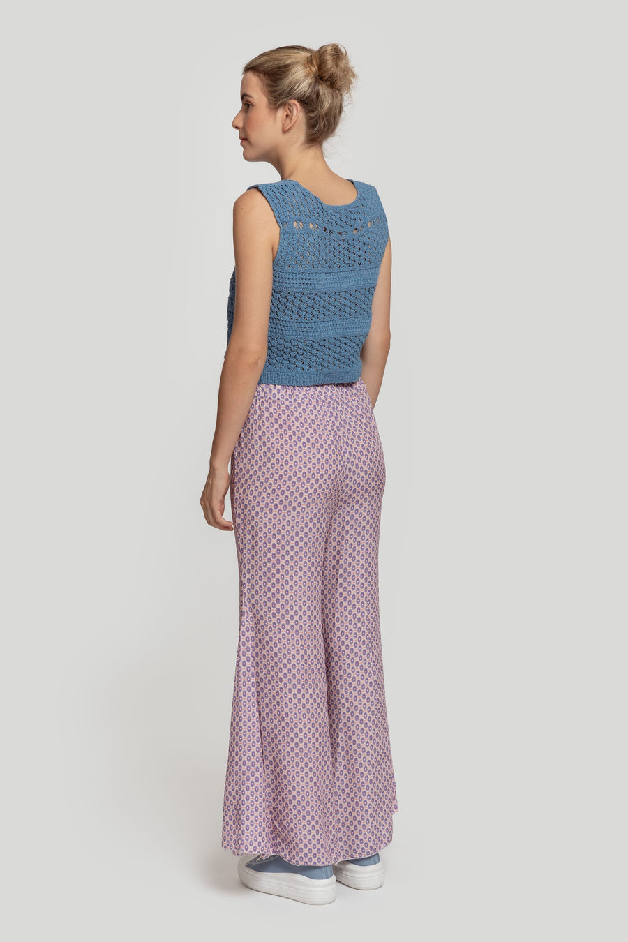 Pantalon flare violet imprimé, vue de dos en pied