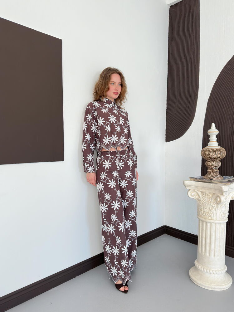 top13798 pantalon palazzo marron a motif floral image 4