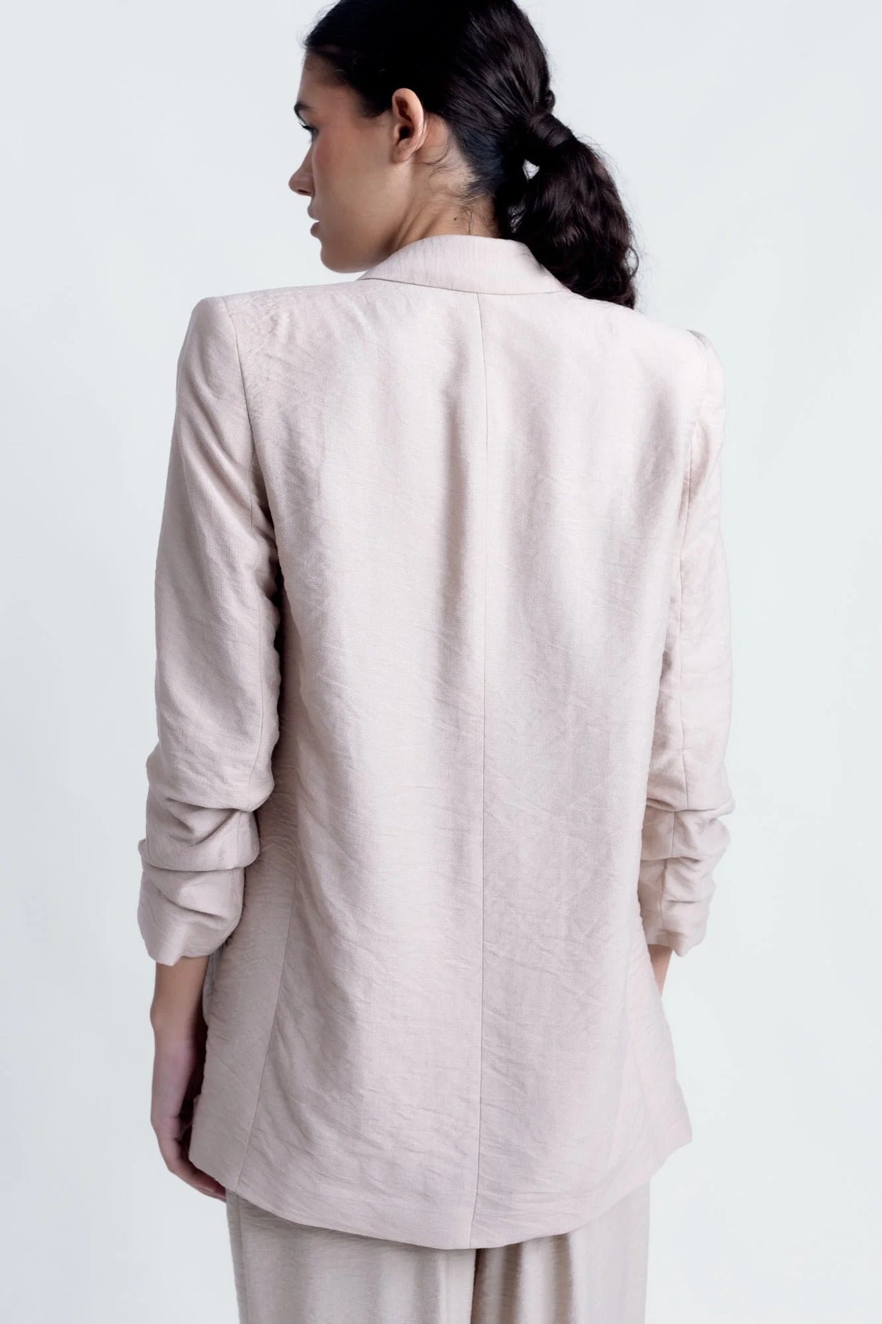 Blazer beige clair avec manches froncées, parfait avec le pantalon fluide beige