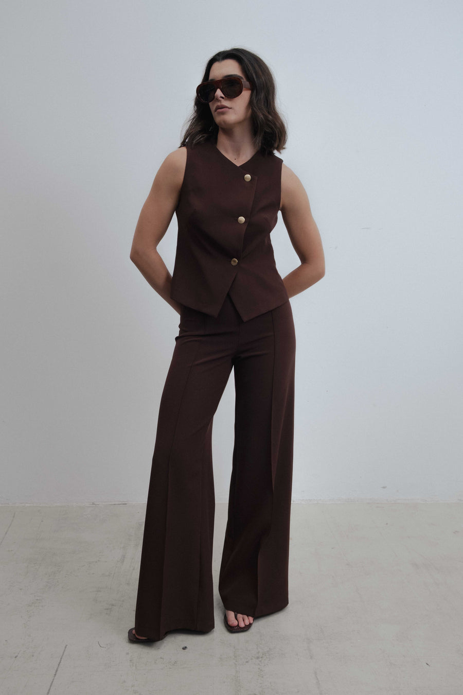 Pantalon fluide marron chocolat silhouette entière
