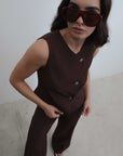 Pantalon évasé marron avec pli devant vue rapprochée