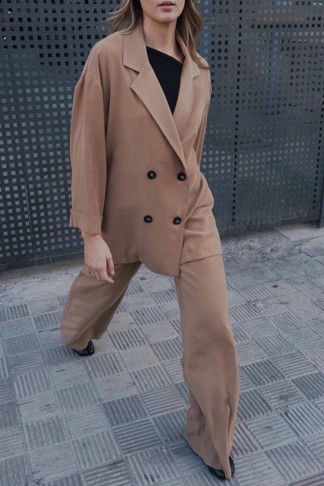 Pantalon fluide femme beige avec blazer oversize camel, une tenue élégante et décontractée.