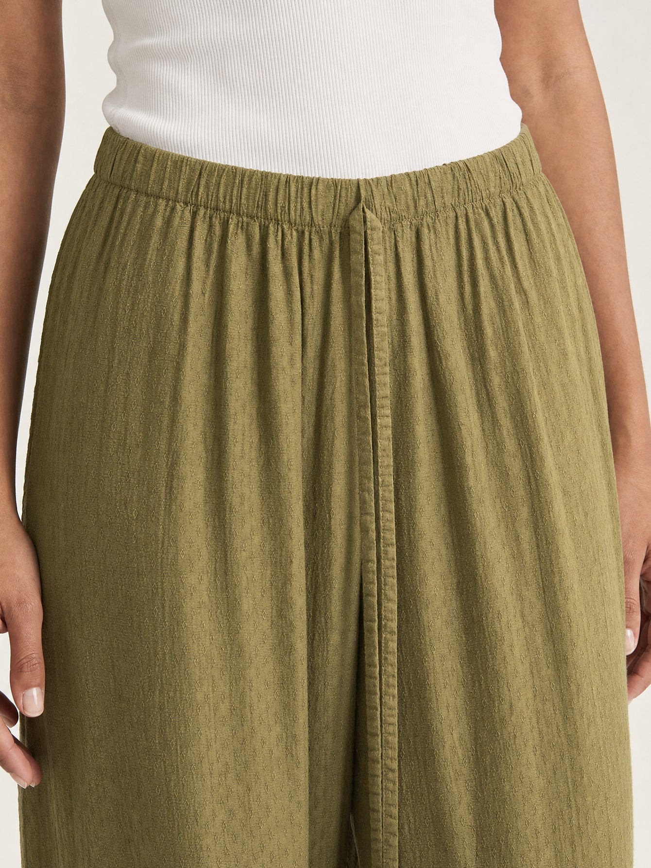 pantalon taille élastiquée olive gros plan