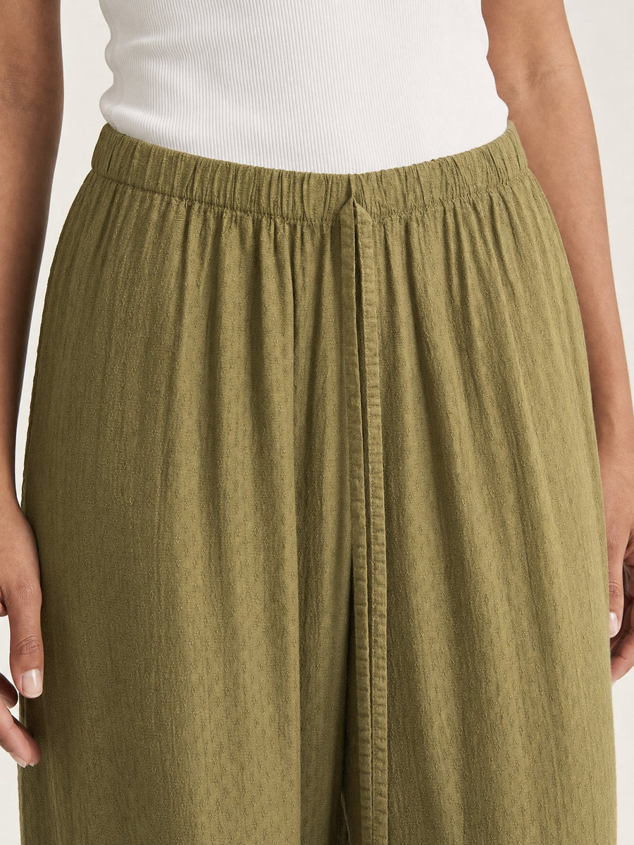pantalon taille élastiquée olive gros plan