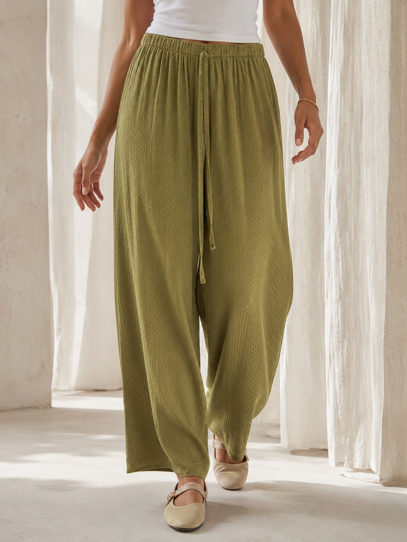 pantalon fluide vert olive en mouvement