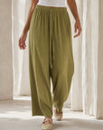 pantalon fluide vert olive en mouvement