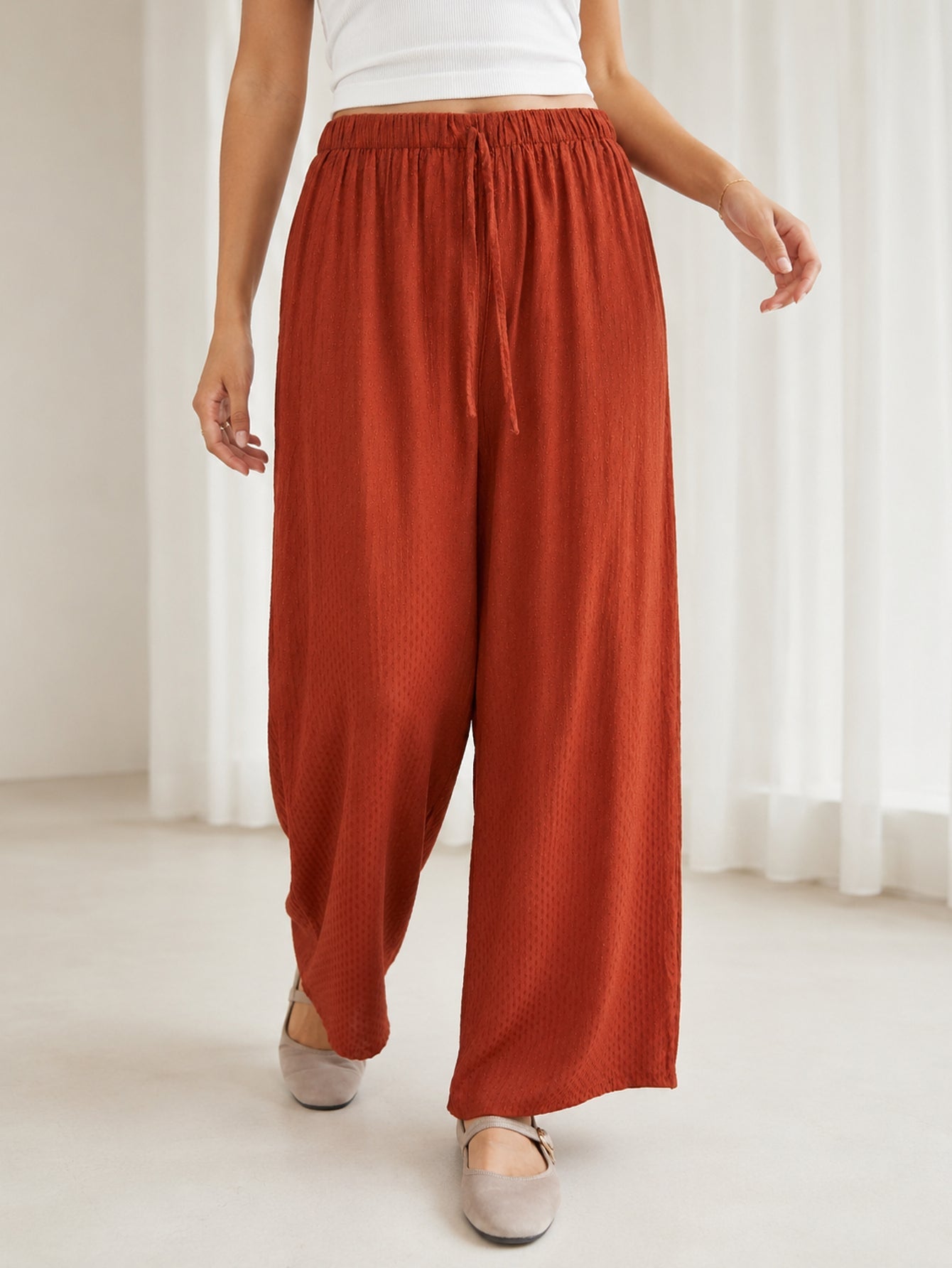 pantalon fluide rouille en mouvement