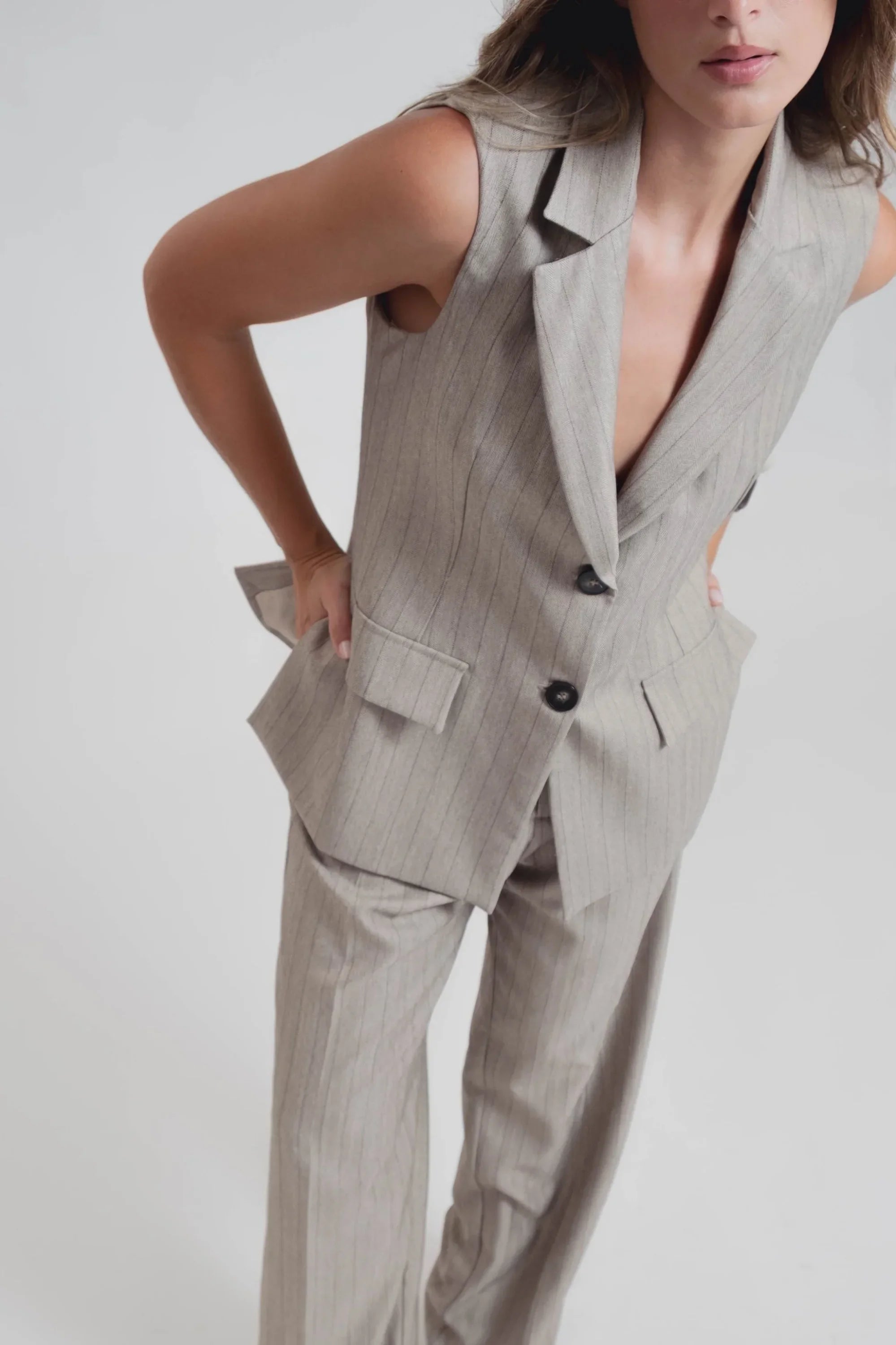 Veste sans manches et pantalon tailleur à rayures fines en tissu doux gris clair