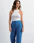Femme en pantalon imprimé taille haute à jambe large et haut blanc, mettant l'accent sur le pantalon motif femme.