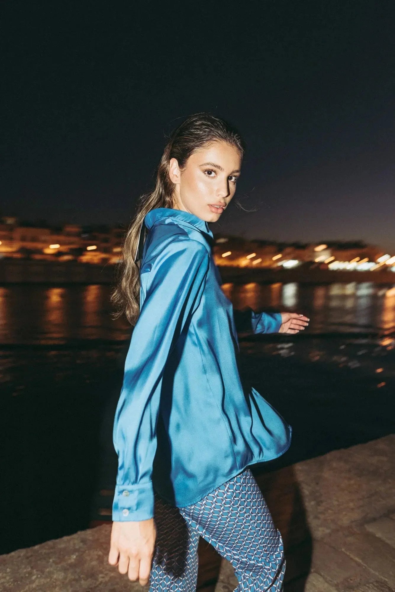 Femme portant un pantalon imprimé taille haute à jambe large en satin bleu