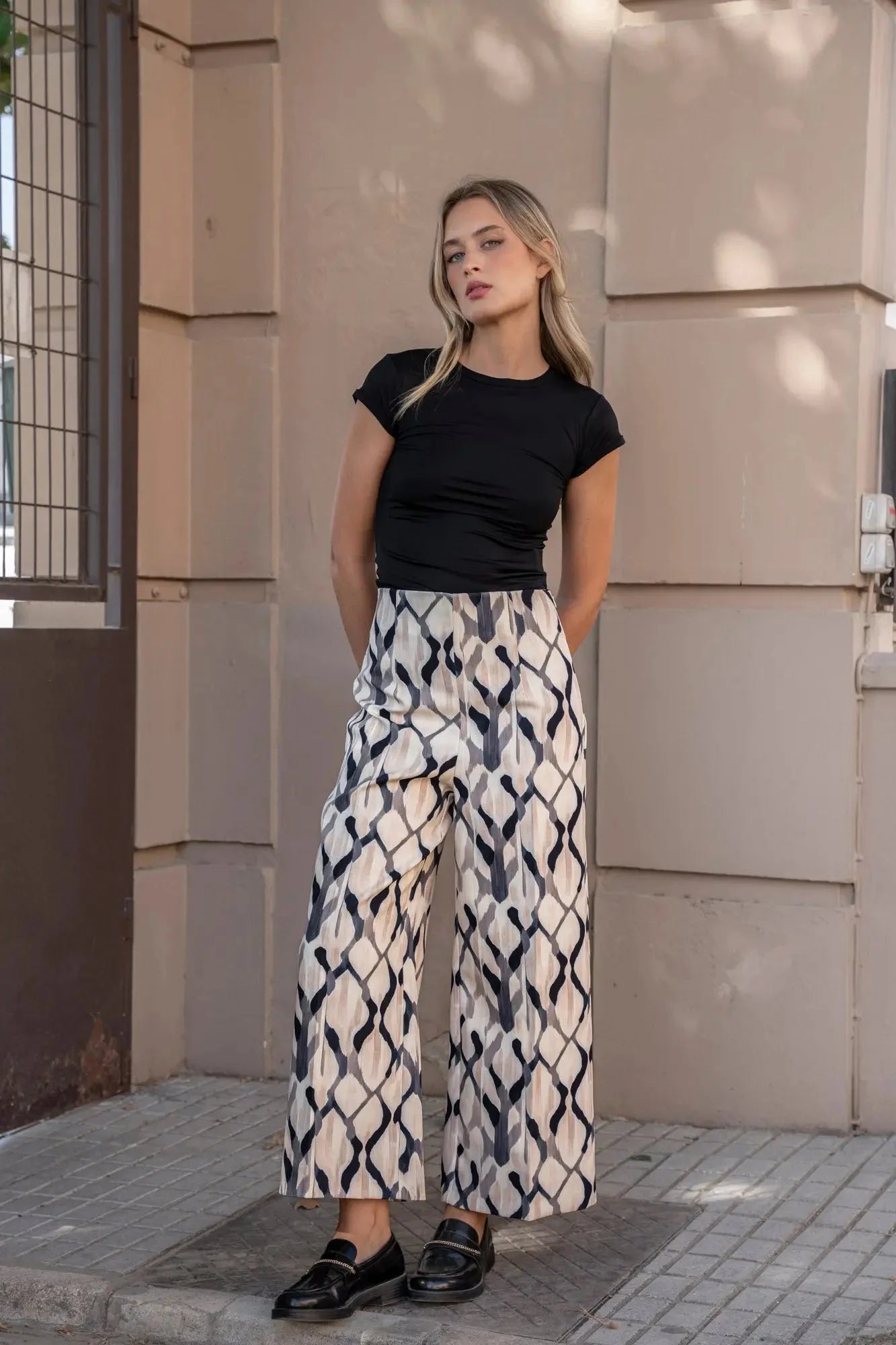 Pantalon imprimée culotte pour femme avec haut noir à manches courtes et imprimé