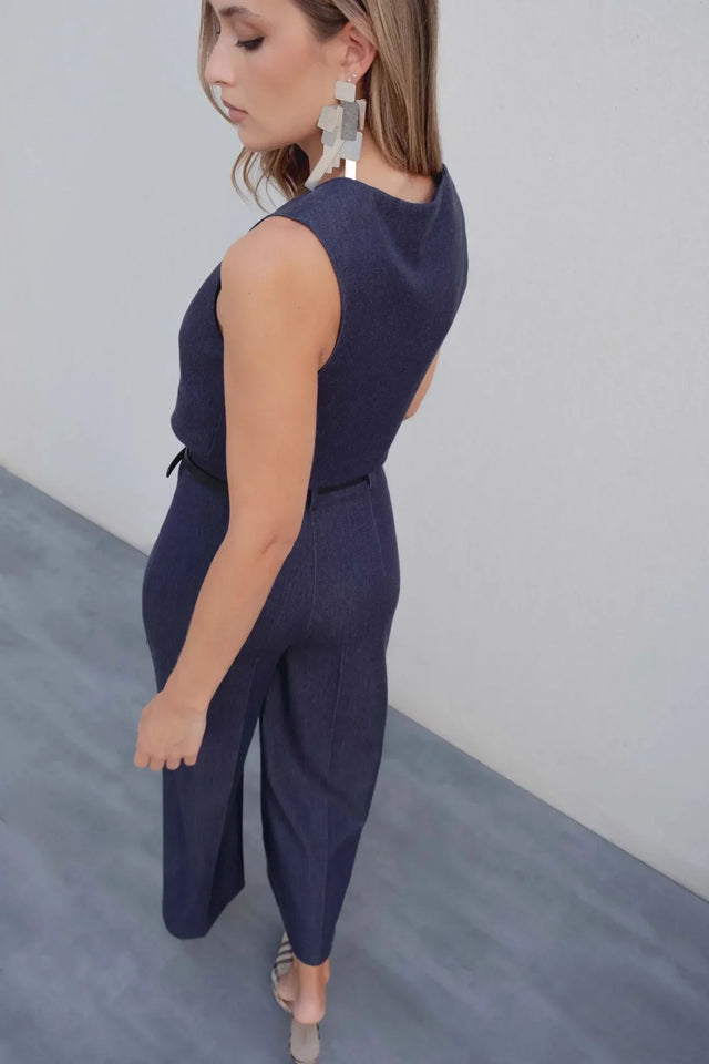 Femme portant un pantalon culotte bleu indigo jambe large et haut sans manches