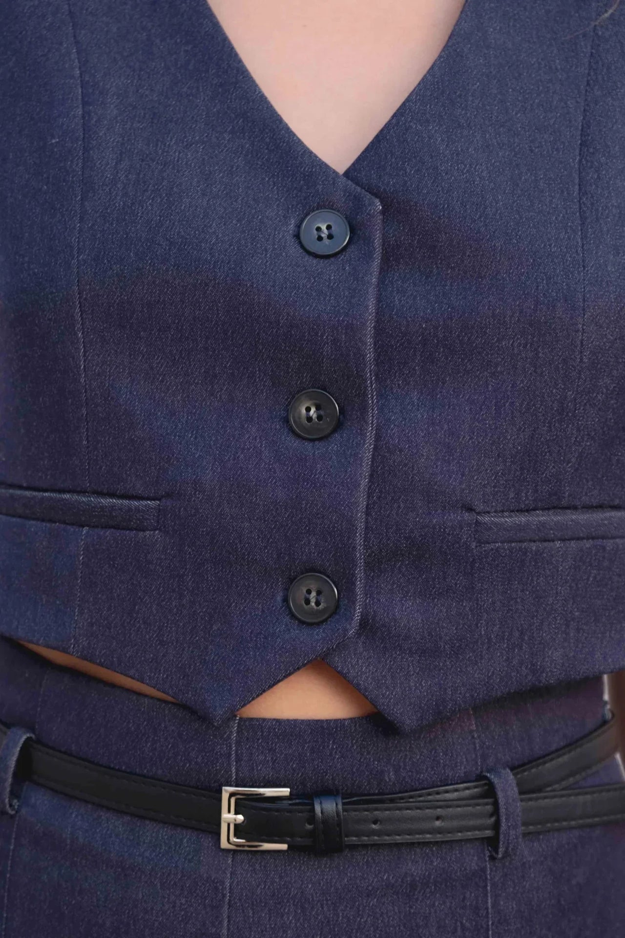 Pantalon culotte bleu indigo jambe large avec veste en denim navy et ceinture noire