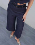 Pantalon culotte bleu indigo jambe large avec crop vest et mules à carreaux