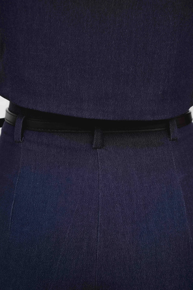 Pantalon culotte bleu indigo avec jambe large et ceinture noire pour femme