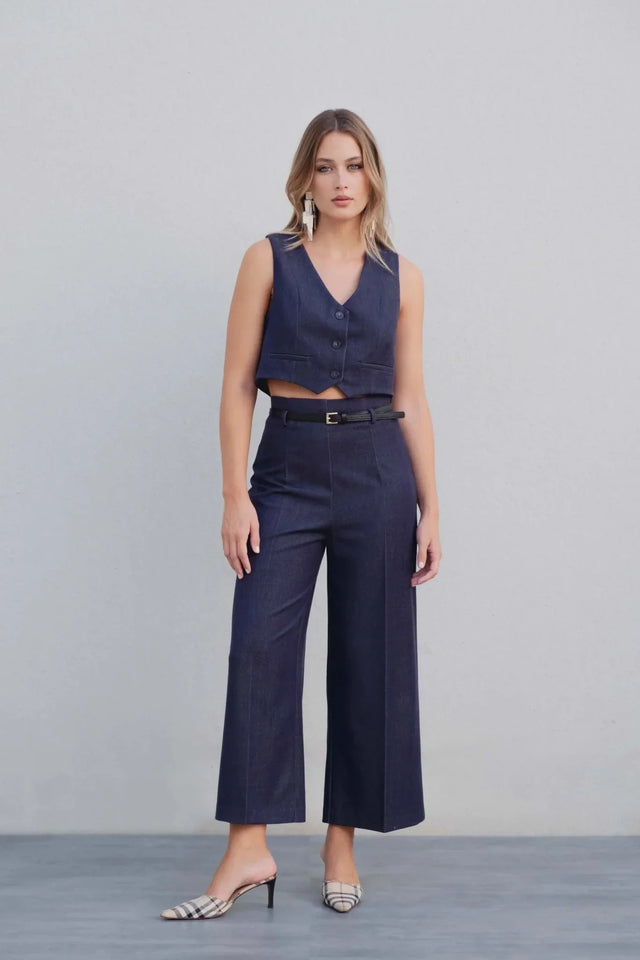 Femme portant Pantalon Jambe Large Bleu Indigo et crop top sans manches avec mules