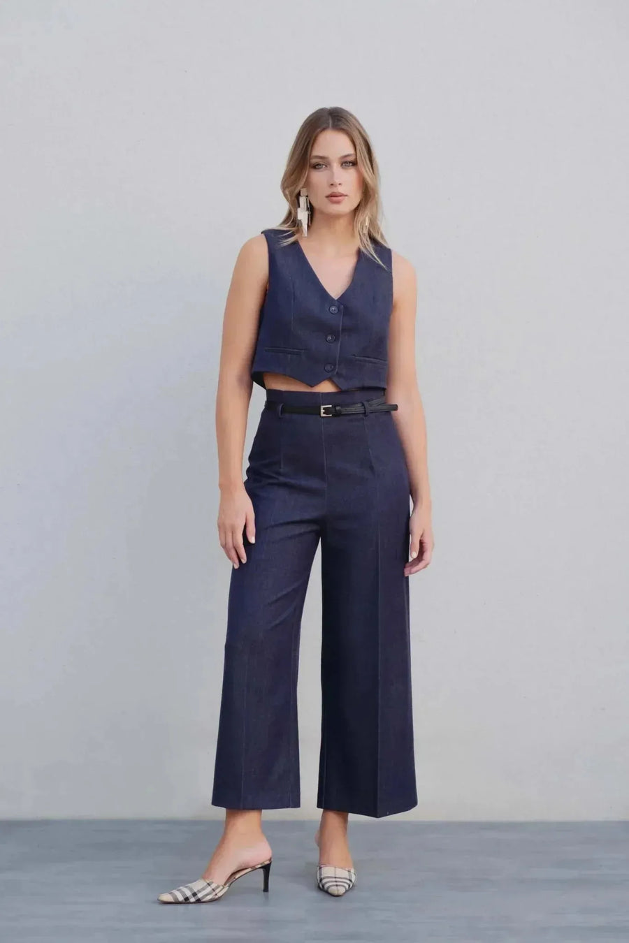 Femme portant Pantalon Jambe Large Bleu Indigo et crop top sans manches avec mules