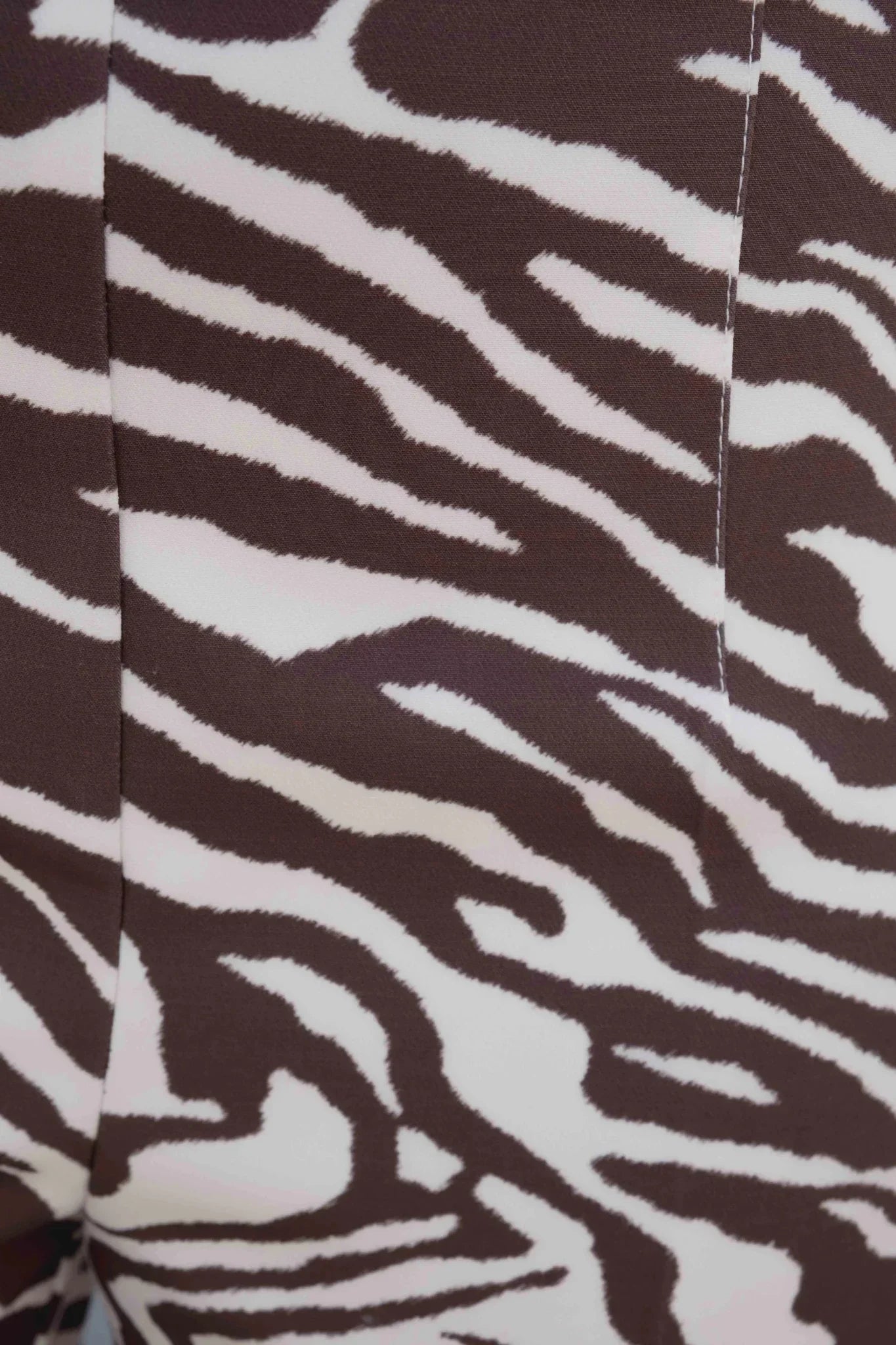 Tissu zèbre marron et blanc pour pantalon culotte à jambe large et chemise Zèbre Marron