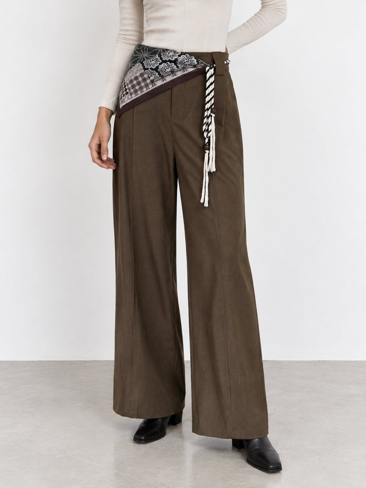 Vue côté ceinture foulard kaki