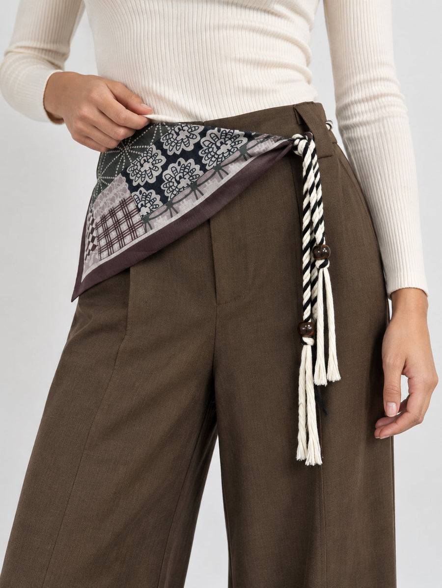Détail foulard imprimé kaki