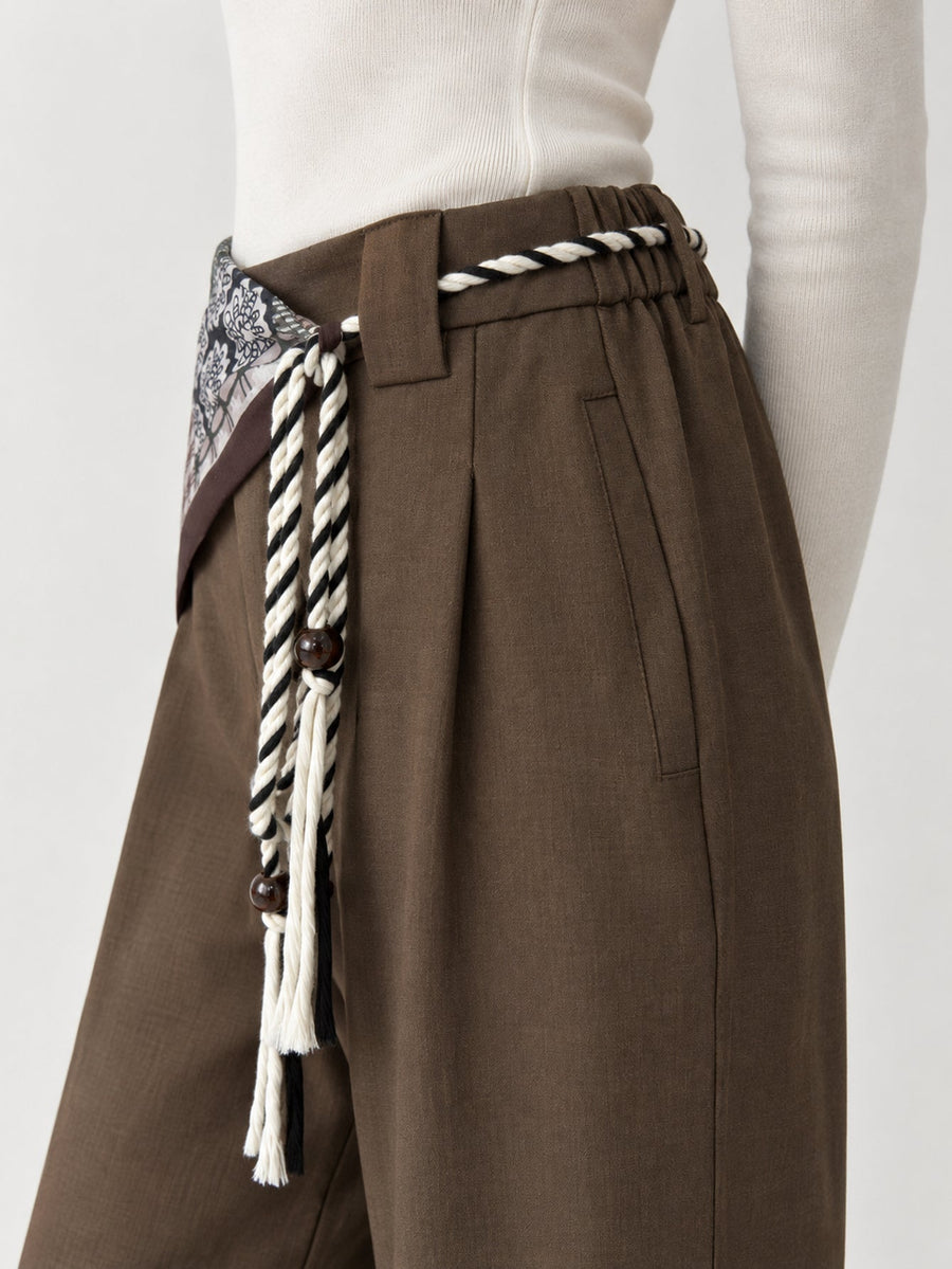 Poche et passants kaki