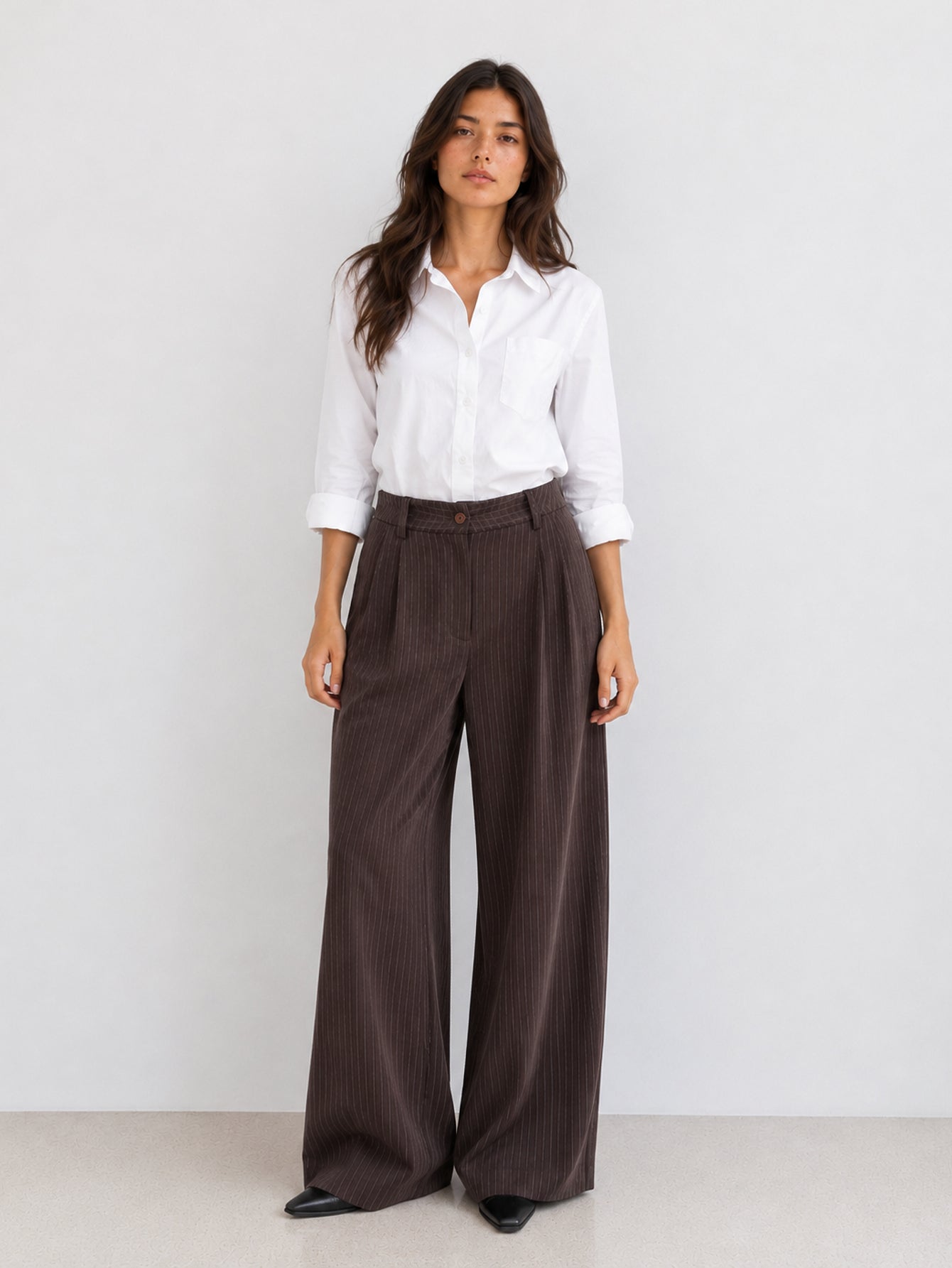 Pantalon large à rayures marron vue de face