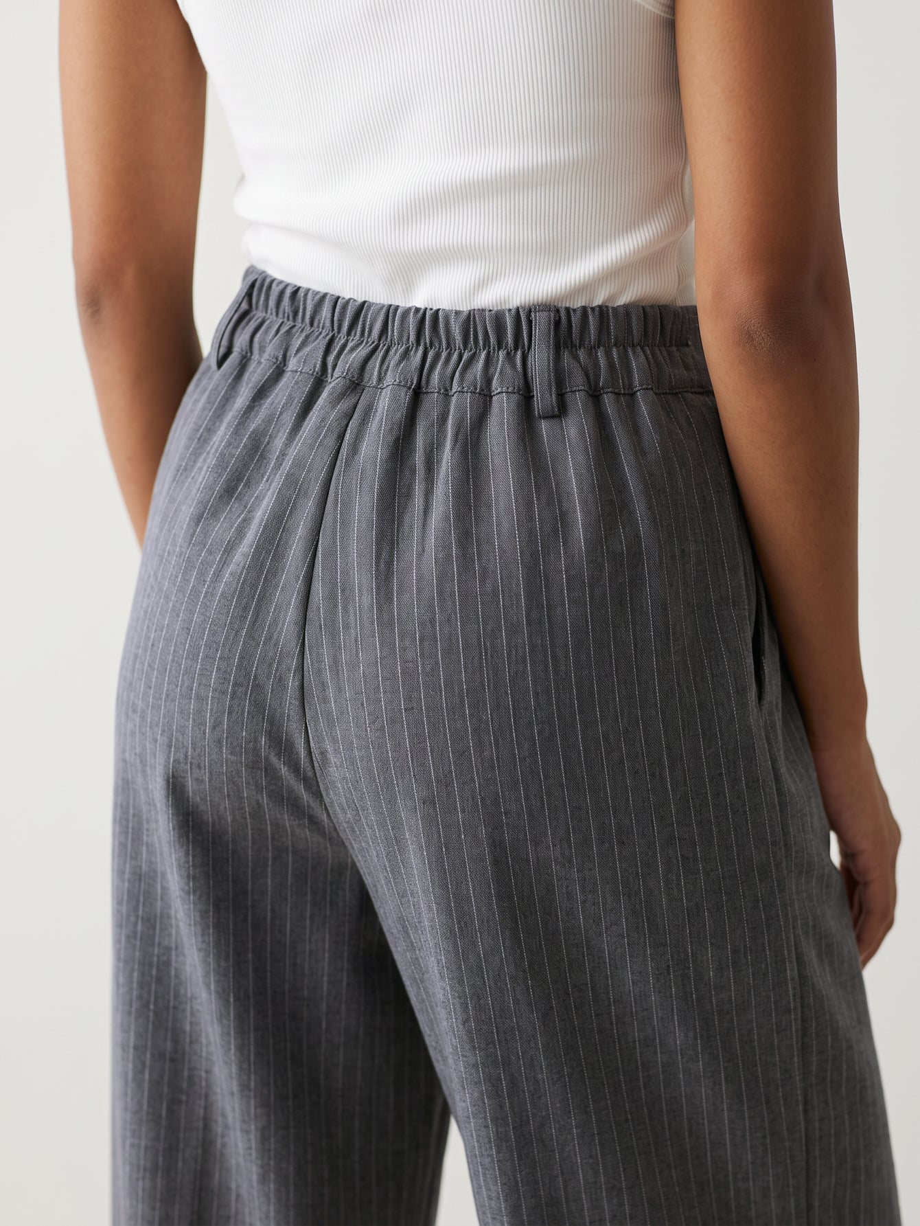 Pantalon large à rayures gris détail du dos