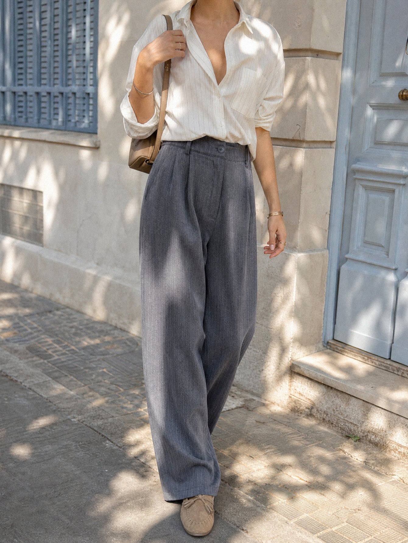 Pantalon large à rayures gris porté en ville