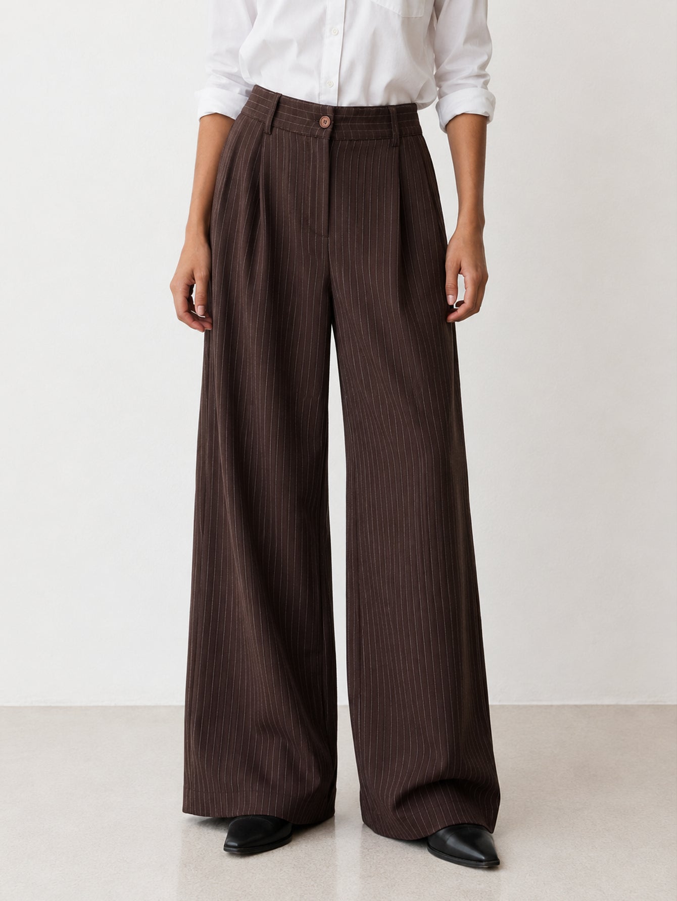 Pantalon large à rayures marron zoom sur la taille