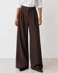 Pantalon large à rayures marron zoom sur la taille