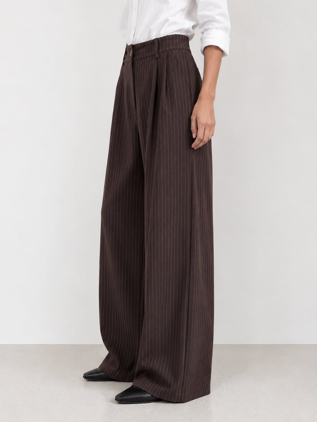 Pantalon large à rayures marron vue de profil