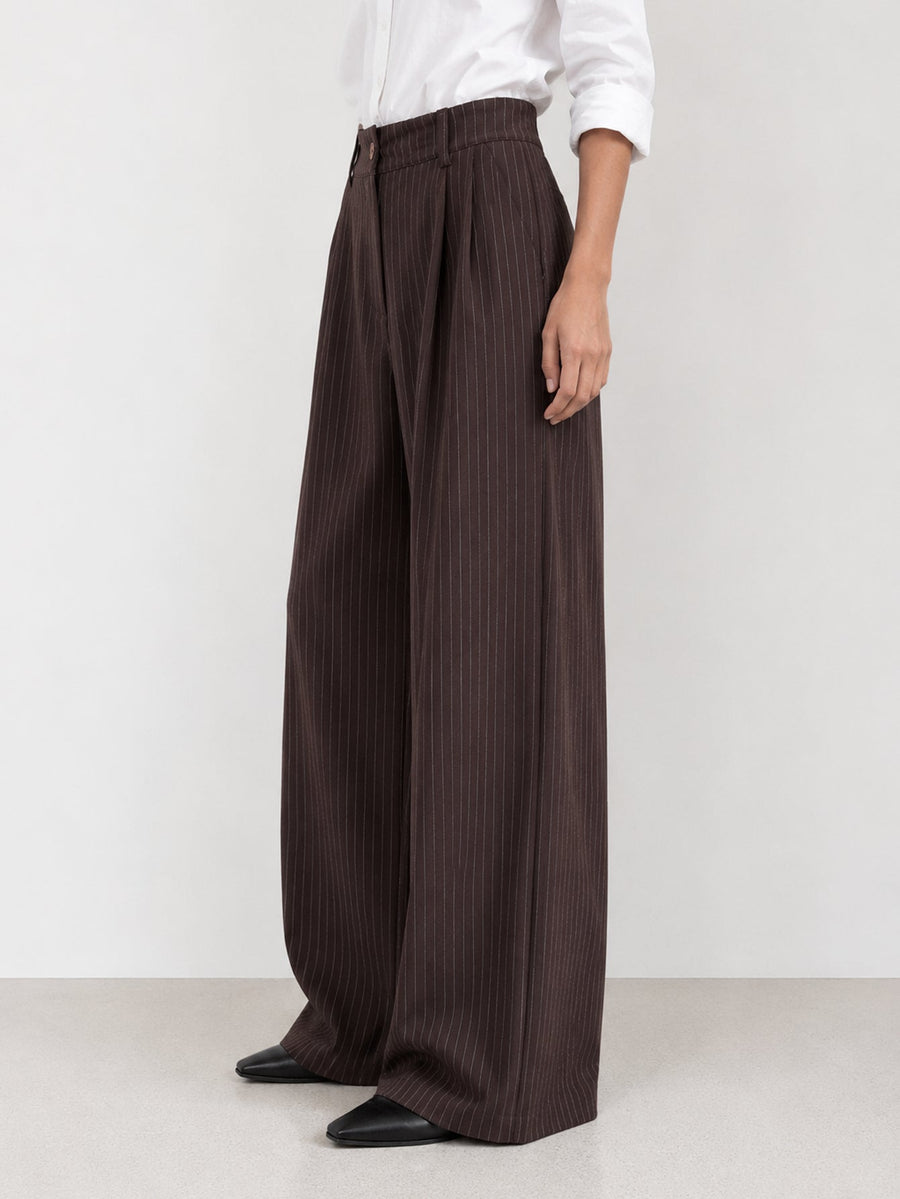 Pantalon large à rayures marron vue de profil