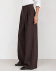 Pantalon large à rayures marron vue de profil