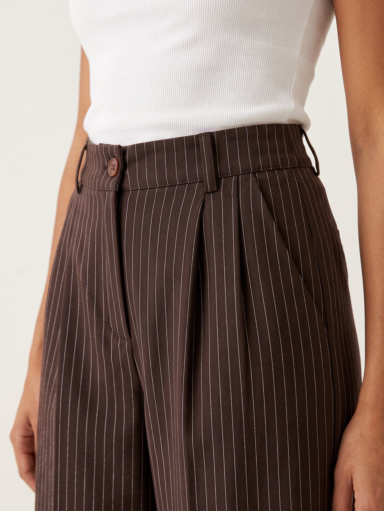 Pantalon large à rayures marron détail des pinces