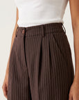 Pantalon large à rayures marron détail des pinces
