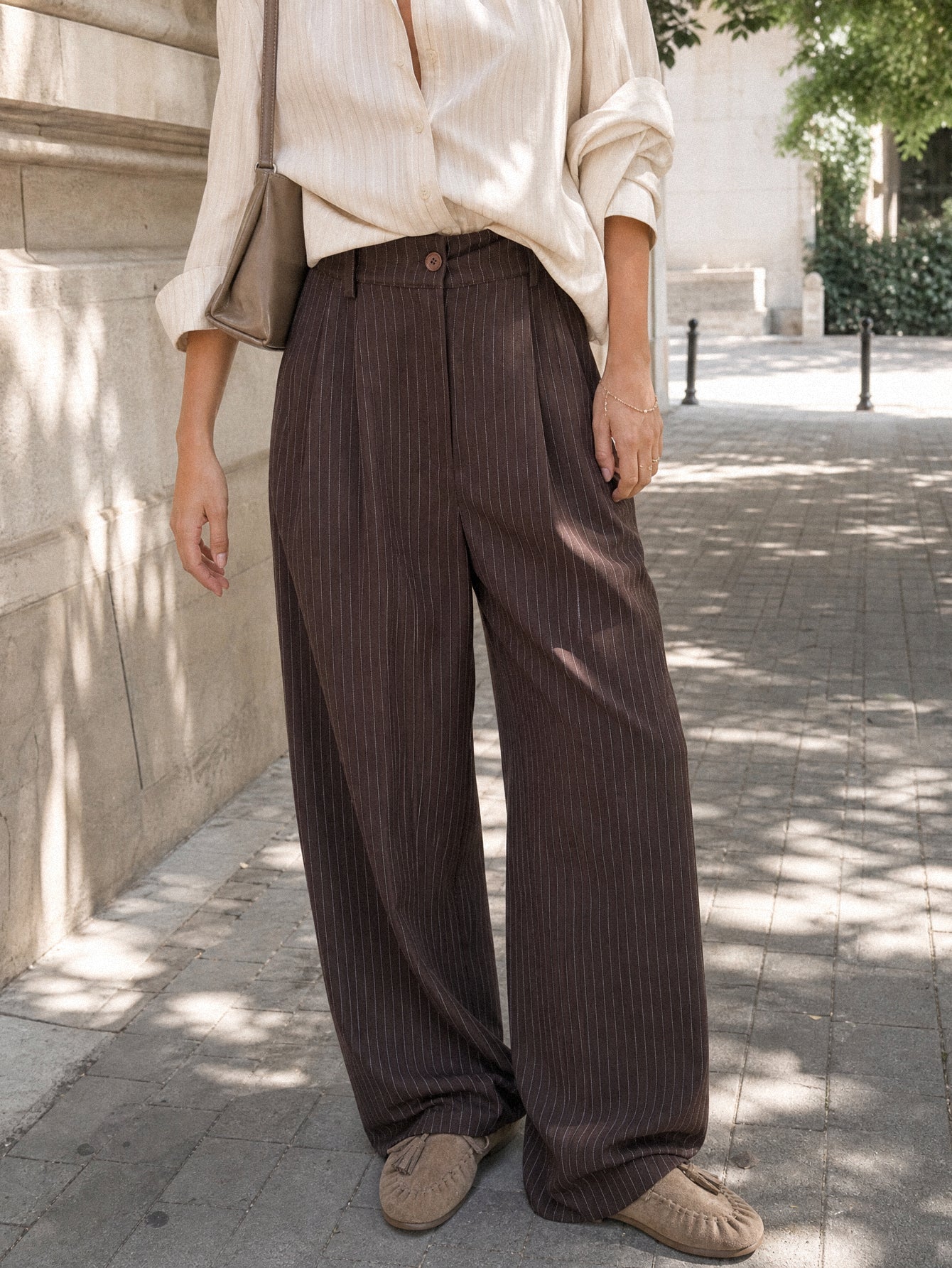 Pantalon large à rayures marron porté en ville