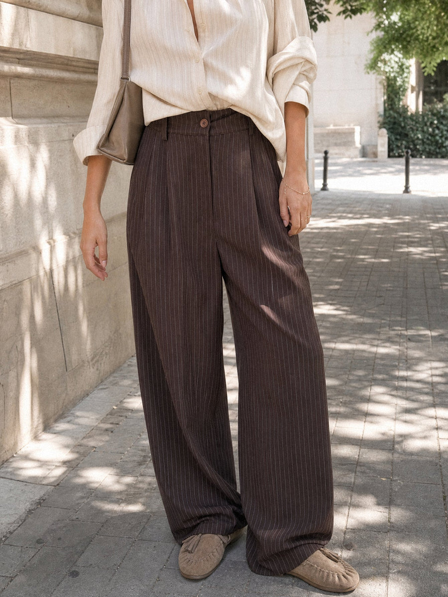 Pantalon large à rayures marron porté en ville