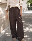 Pantalon large à rayures marron porté en ville