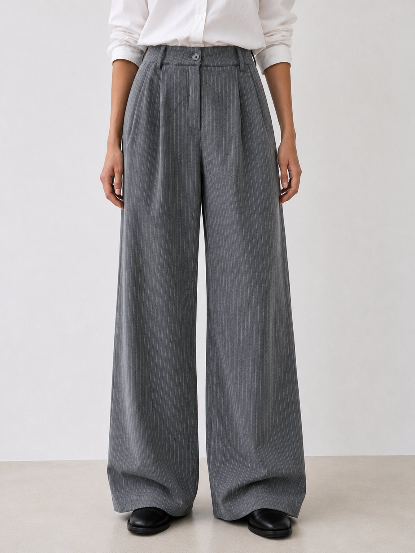 Pantalon large à rayures gris vue rapprochée de face