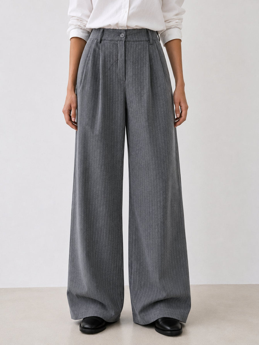 Pantalon large à rayures gris vue rapprochée de face