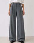 Pantalon large à rayures gris vue rapprochée de face
