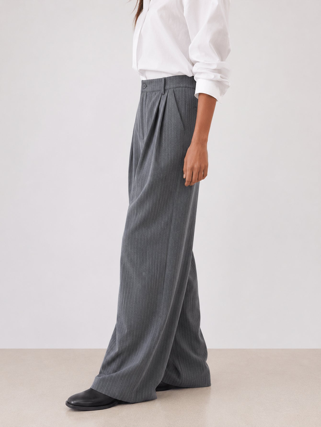 Pantalon large à rayures gris vue de profil
